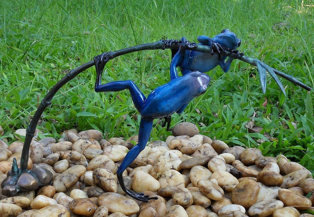 Bronzen beeld 2 Gekleurde kikkers aan twijg / blauw 21x9x34cm