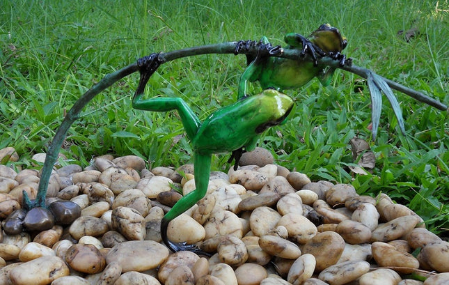 Bronzen beeld 2 Gekleurde kikkers aan twijg / groen 21x9x34cm