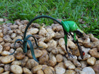 Bronzen beeld Gekleurde kikker aan twijg / groen 13x13x26cm