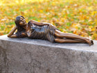 Bronzen beeld Liggend meisje    14x11x55cm