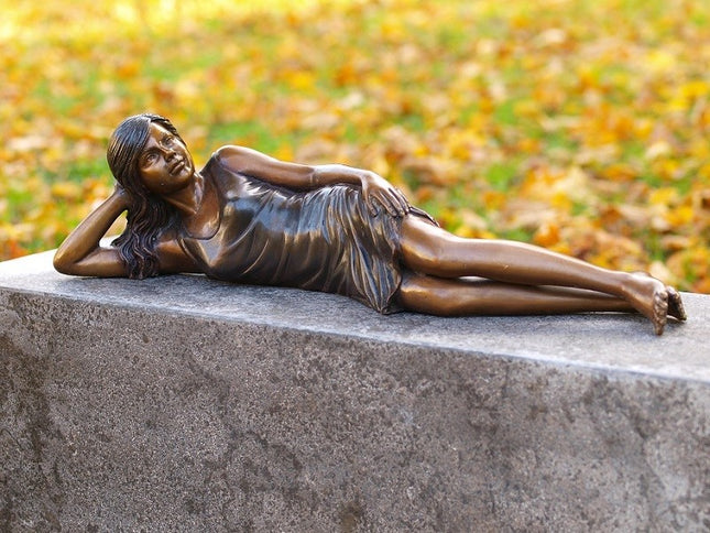 Bronzen beeld Liggend meisje    14x11x55cm