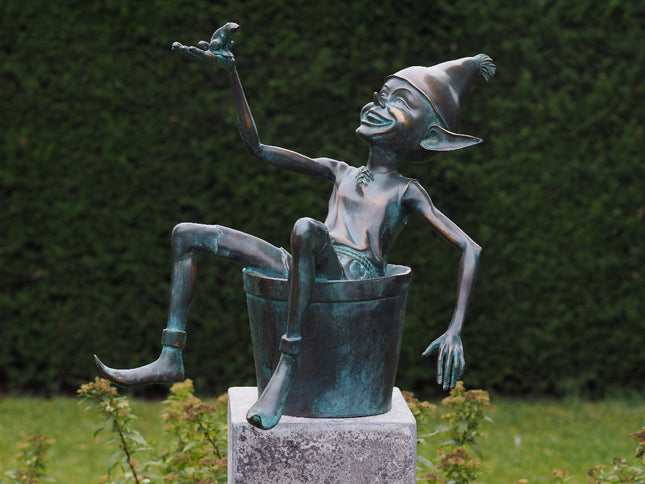 Bronzen beeld Pixie met emmer 49x15x17cm