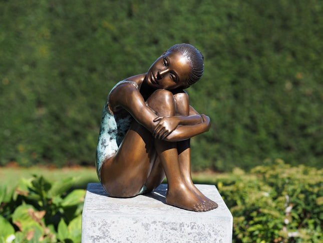 Bronzen beeld Zittend meisje 29x24x11cm