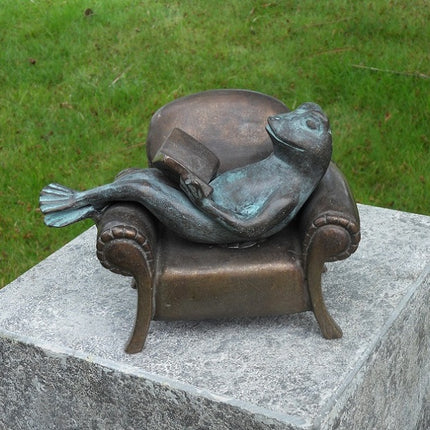 Bronzen beeld Lezende kikker in zetel 13x11x18cm