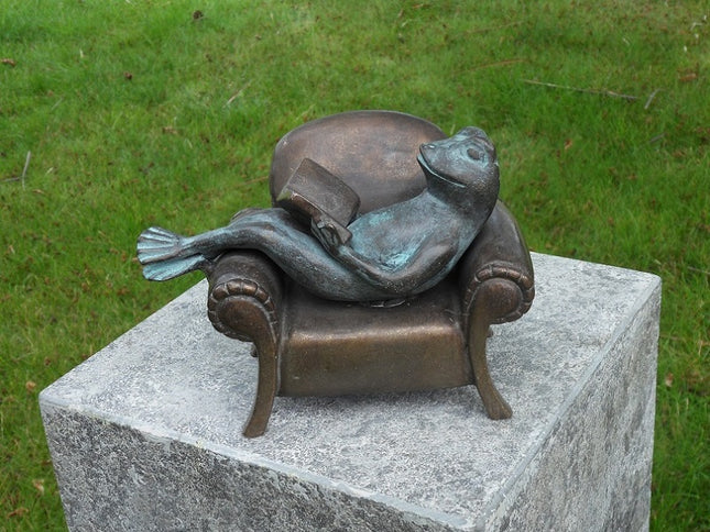 Bronzen beeld Lezende kikker in zetel 13x11x18cm