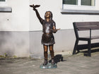 Bronzen beeld Meisje met 2 vogeltjes 111x50x55cm