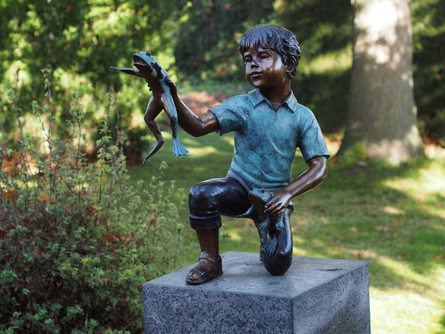 Bronzen beeld Jongen met kikker 60x25x50cm 11kg