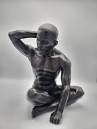 Bronzen beeld Zittende man arm omhoog 35x25x35cm