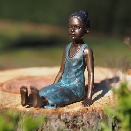 Bronzen beeld Zittend meisje 14x10x12cm