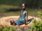 Bronzen beeld Zittend meisje 14x10x12cm
