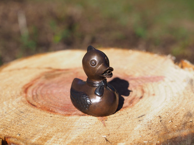 Bronzen beeld Eend met strikje 9x6x9cm