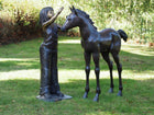 Bronzen beeld Meisje met veulen 113x60x120cm 45kg