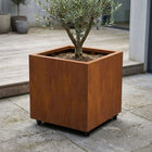 Vierkante cortenstalen plantenbak met wielen 70x70x70 cm
