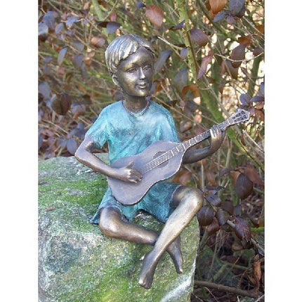 Bronzen beeld Jongen met gitaar 19x14x11cm - Doika - Bronzen beeld - Doika - 5410807015025 - AN1502BRW-V