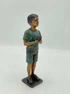 Bronzen beeld Jongentje met vogel 20x5x6cm - Doika - Bronzen beeld - Doika - 5410807014813 - BS1481V