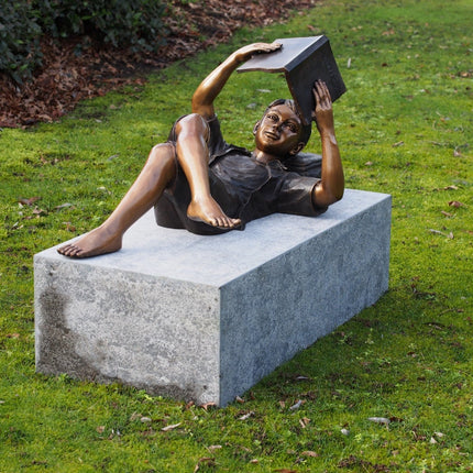 Bronzen beeld Liggende jongen 45x40x95cm 20kg - Doika - Bronzen beeld - Doika - 5410807014479 - B1447