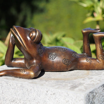 Bronzen beeld Liggende kikker klein 10x15x27cm - Doika - Bronzen beeld - Doika - 5410807611029 - BS61102
