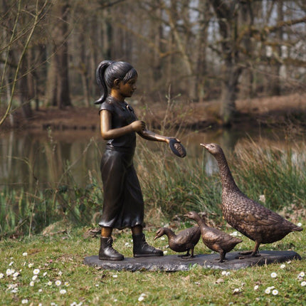 Bronzen beeld Meisje voedert ganzen 105x40x108cm - Doika - Bronzen beeld - Doika - 5410807014943 - B1494