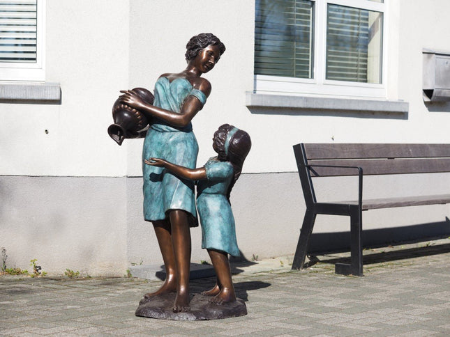 Bronzen beeld Moeder en dochter (fontein) 133x60x70cm - Doika - Bronzen beeld - Doika - 5410807573228 - B57322
