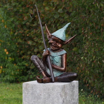 Bronzen beeld Pixie met haak 77x40x50cm 14kg - Doika - Bronzen beeld - Doika - 5410807913225 - B91322