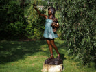 Bronzen beeld Staand Meisje Met Vlinder 141x60x45cm - Doika - Bronzen beeld - Doika - 5410807587447 - B58744