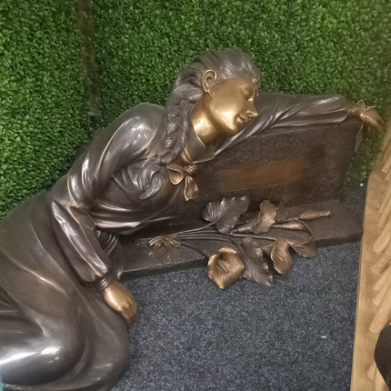 Bronzen beeld Vrouw liggend aan graf 57x40x150cm 67kg - Doika - Bronzen beeld - Doika - 5410807111246 - B1124