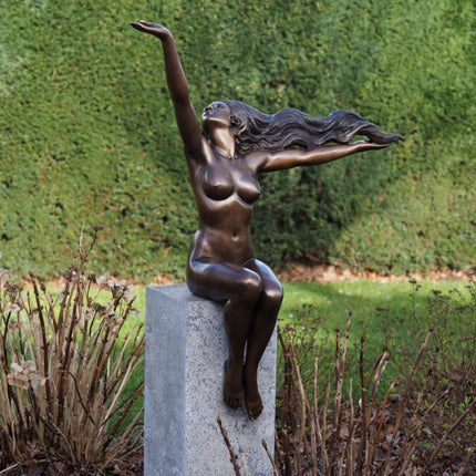 Bronzen beeld Vrouw met vogel 104x80x100cm 10kg - Doika - Bronzen beeld - Doika - 5410807611074 - PB61107