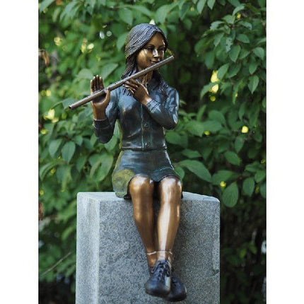 Bronzen beeld Zittend meisje met fluit 66x34x28cm - Doika - Bronzen beeld - Doika - 5410807012598 - AN1259BR-V-F