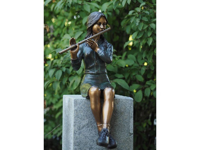 Bronzen beeld Zittend meisje met fluit 66x34x28cm - Doika - Bronzen beeld - Doika - 5410807012598 - AN1259BR-V-F